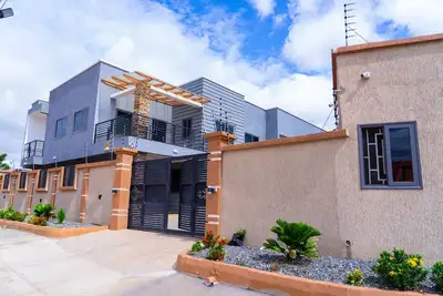 Image de Modern 2-Bedroom Apartment Home on a Gated Compound with Backup Solar Power.