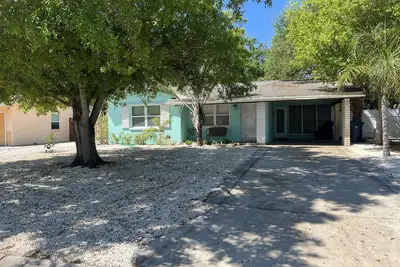 Image de House near Beach. 5min over in the bridge to beautiful Redington and Madeira Bch