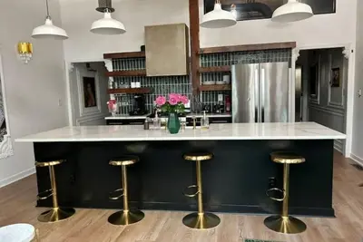 Image de Eclectic Downtown Hampton Lofts walking distance from local eateries!