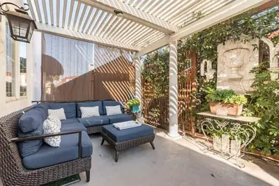 Image de Spacious, best location, walk to beach, shops & dine