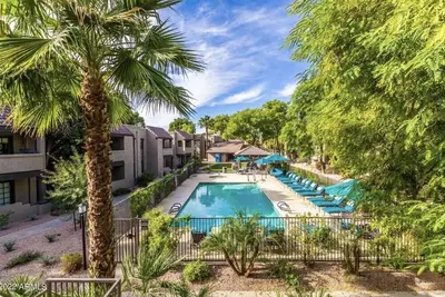 Image de Gorgeous main floor 2 bed 2 bath situated on a beautiful safe tree lined street