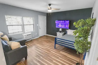 Image de Cozy Stay | 3 Full Beds | Near Heb & Hwy