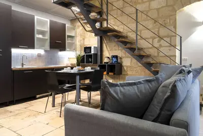 Image de Station & Polytechnic Stylish Apt with Netflix
