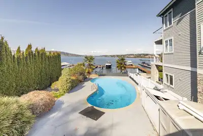 Image de Entire Lakefront Home