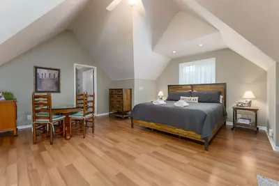 Goshorn Guest Suite - Studio apartment - walking distance to downtown Douglas!