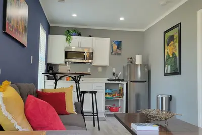 Image de Vibrant Art Retreat. Stylish 1 Bedroom Private Cottage Centrally located. \n