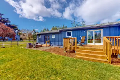 Image de Bright home with large yard, deck & firepit - walk to the beach