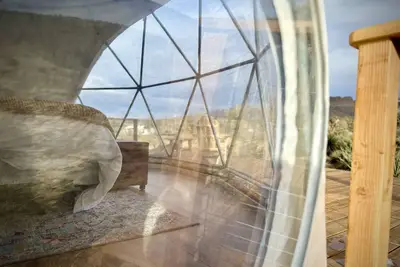 Image de Enchanting Geodesic Dome with Mountain Views and natural desert surroundings.