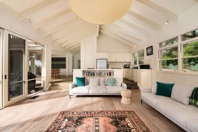 Image de Ocean Views amongst the Tree Tops in Red Hill