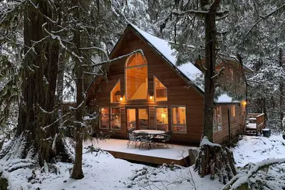 Image de Newly Remodeled Cedar Chalet with Hot Tub and Sauna, near Mt Baker!