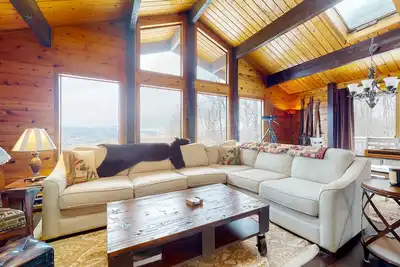 Image de Inviting mountain view home with game room, balcony & W/D