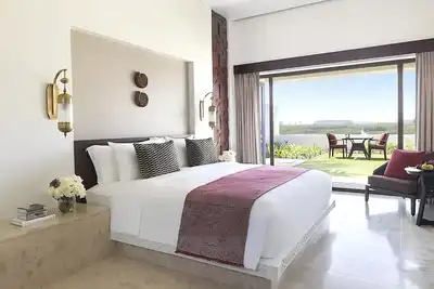 Image de Comfortable Guest Villa! Free Parking, Onsite Swimming Pool & Spa, Seafront!