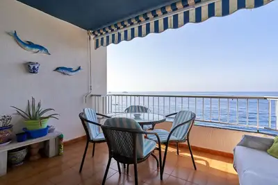 Image de Appartement de vacances 'Epsilon 2 4f Primera Línea De Playa' avec vue sur mer et piscine partagée