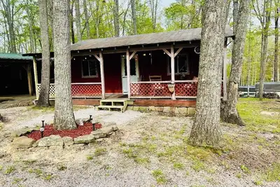 Cozy, cabin in the woods! Just minutes to Cave Run Lake! Pet friendly!