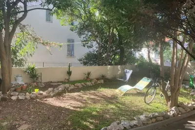 Image de A 200 mètres à pied des plages joli studio entier rénové av terrasse et jardinet