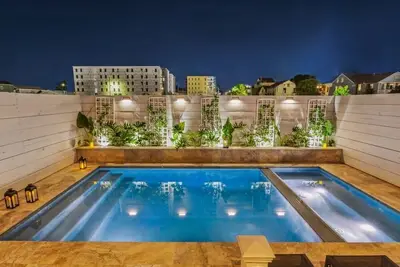 Image de Contemporary Unit With Heated Pool & Hot Tub