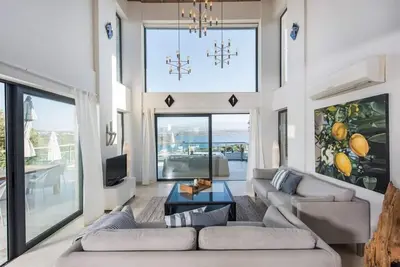 Image de Stunning Sea Front Villa With Phenomenal Design