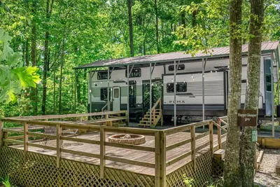 Image de New Happy Glamper Rv with large fire pit and deck! Cal King Bed | WiFi| Hammock