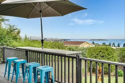 Image de 48 Rumbelow St - Sea Views, Near Beach