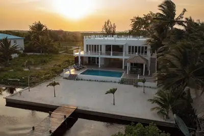 Image de Spacious Oceanfront Villa with Barrier Reefs View & Private Pool