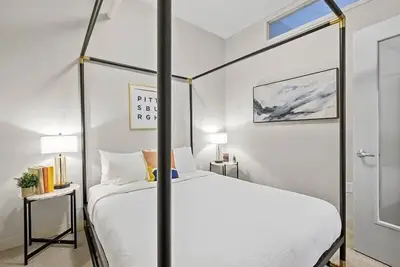 Image de CozySuites | Stunning 1br, Downtown Pittsburgh