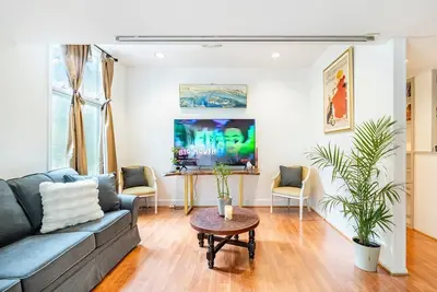 Image de Apartment with 2 Bedroom 2 Bathrooms inside house