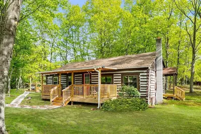 Image de Modernized Log Cabin w Hot Tub, Fire Pit & Views!