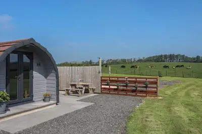 Image de Nebo Pod, with hot tub in Amlwch