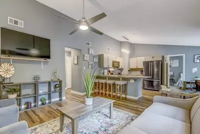 Image de Near Dining & Downtown- Moon River District Digs