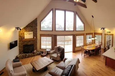 Image de Mountain Chalet Getaway by Bryce Resort l Screened In Porch l WiFi