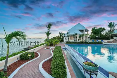 Image de Private Villa within a Luxurious & Gated Estate near world-class fishing\/boating