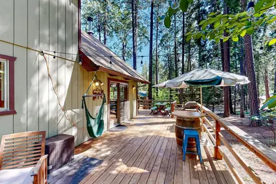 Image de Alpine gem with private deck & yard + on-site lakes, pool, golf, & rec courts