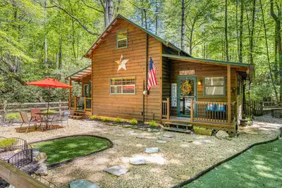 Image de Dog-friendly cabin near the creek with firepits, deck, grill, & enclosed yard