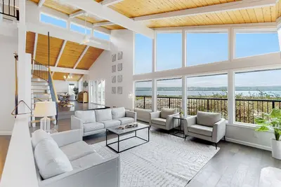Image de Inviting pet-friendly waterfront home with firepit, pool table, grill, & W/D