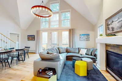 Image de Spacious & renovated condo with balcony, fireplace, jetted tub, desk, W\/D, & Ac