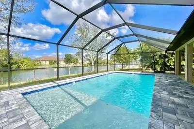 Image de Charming Waterfront Oasis - Heated Pool & Arcade Games