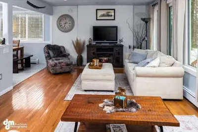Image de Private & Quiet Eagle River Home with Room for All
