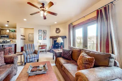 Image de Convenient condo near slopes with private balcony, central Ac, & deck