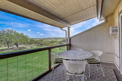Image de 2-story townhouse with balcony, outdoor pool, tennis, grill, basketball, & Ac