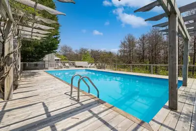 Image de Private South of Hwy Beach House with Pool, Sauna & Walk to Beach