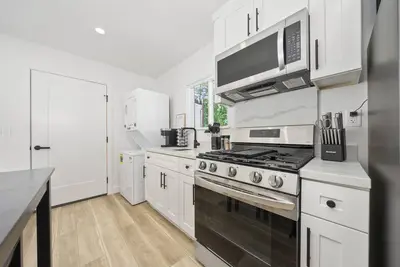Charming & Bright Sunnyside Studio for 2!
