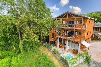 Image de 4-Bedroom house w\/ Pool, walk to West End Beaches and Dining. Stunning Views!