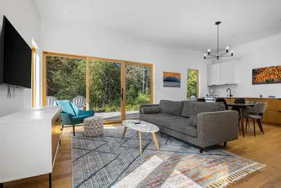 Image de Koti 7 (Two Bedroom) Traverse City's Scandinavian Cabins, vacation home on Tart & mins to Traverse C