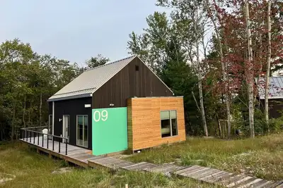 Image de Koti 9 (Two Bedroom) Traverse City's Scandinavian Cabins, vacation home on Tart & mins to Traverse C