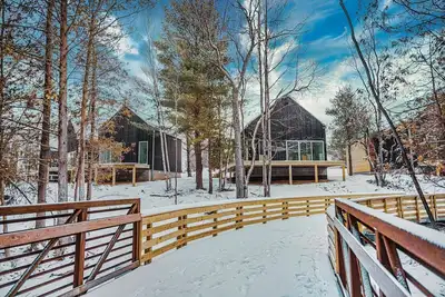 Image de Koti 11 (Two Bedroom) Traverse City's Scandinavian Cabins, vacation home on Tart & mins to Traverse
