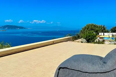 Image de Minimalist, new condo with beautiful sea and mountain views