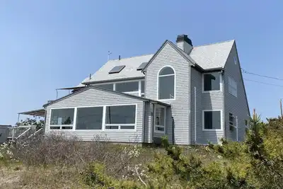 Image de Spectacular Ocean home located next to Horseneck Beach.