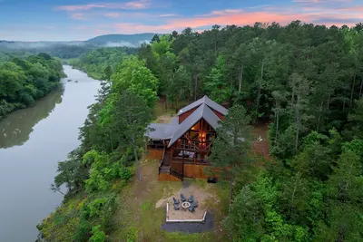 Image de Tranquil Ridge - Luxury River Front Cabin w-exquisite views -Kayak🛶Fish🎣Relax