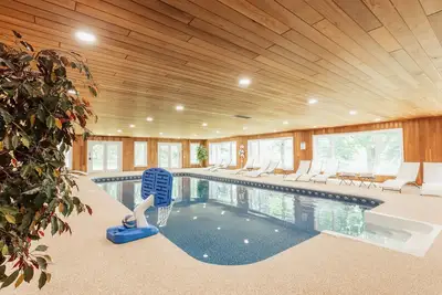 Image de Indoor Pool Estate Escape