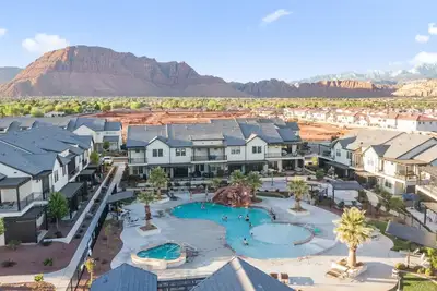Image de Waterpark overlook with patio, firepit, pickleball